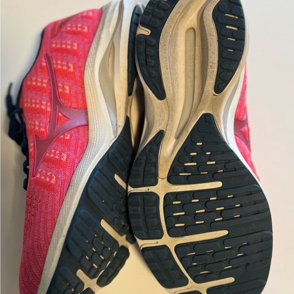 Womans size 8 mizuno wave running shoe - Picture 3 of 9